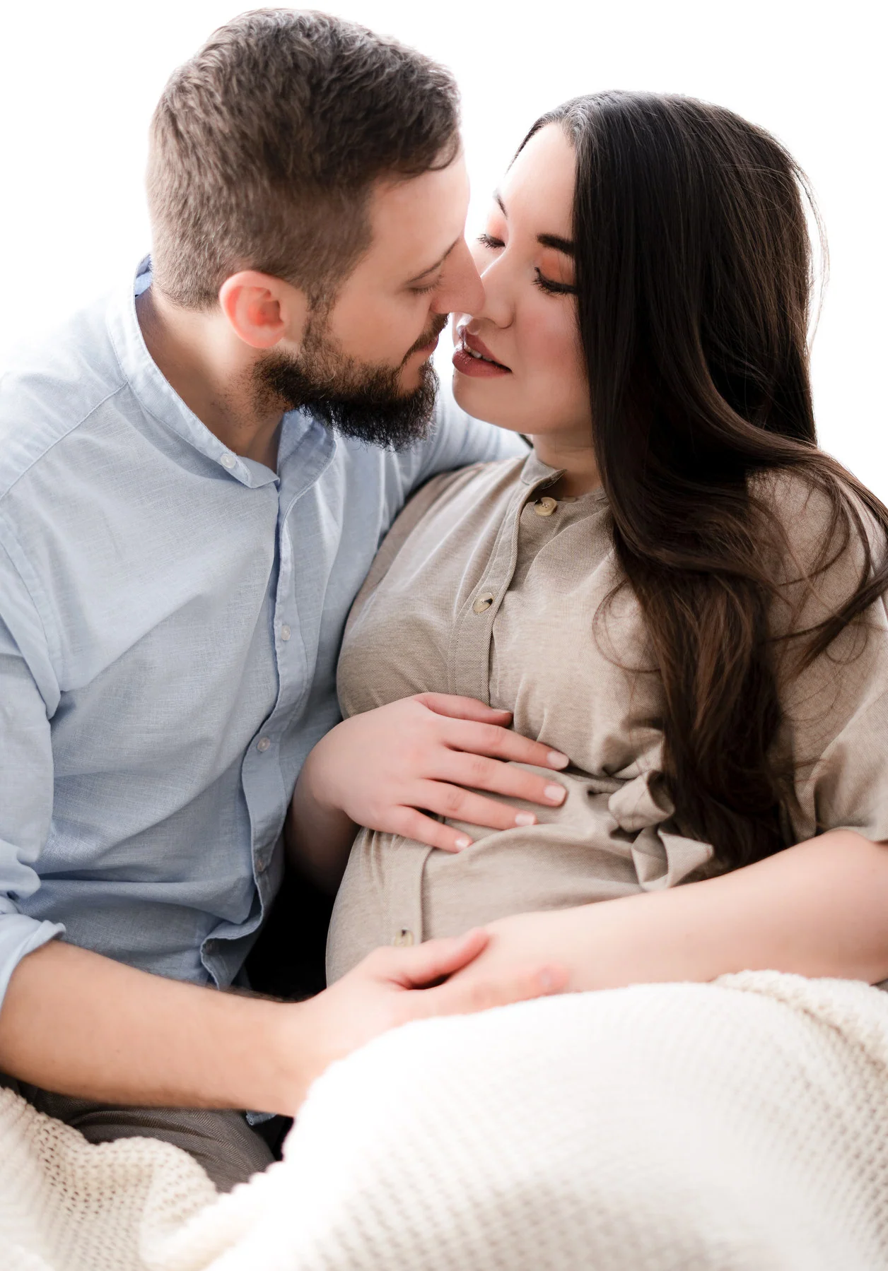 Paar beim Babybauchshooting zuhause